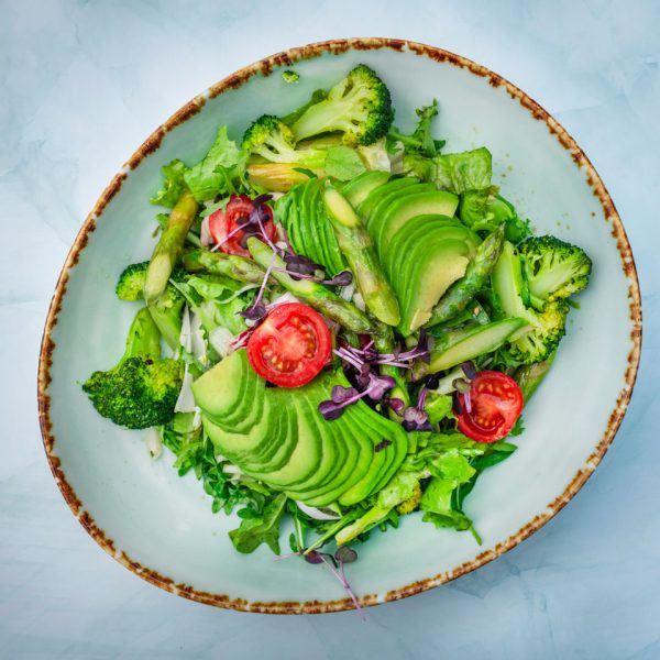 Salată cu avocado, sparanghel și broccoli
